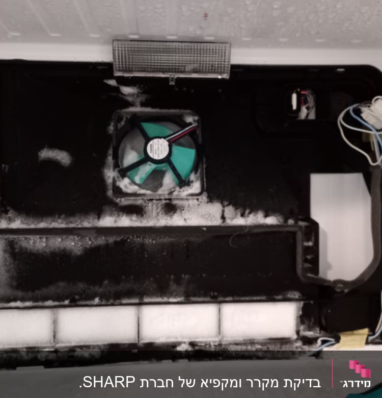 מאוורר ירוק עם קרח במקפיא, חוטים חשמליים